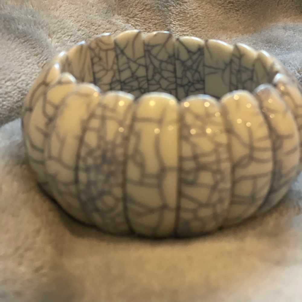 White and Gray crackle stretchy bracelet